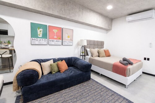 Cozy studio with AC in superb San Salvador location