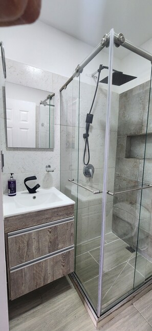 Serviettes fournies, savon, papier toilette