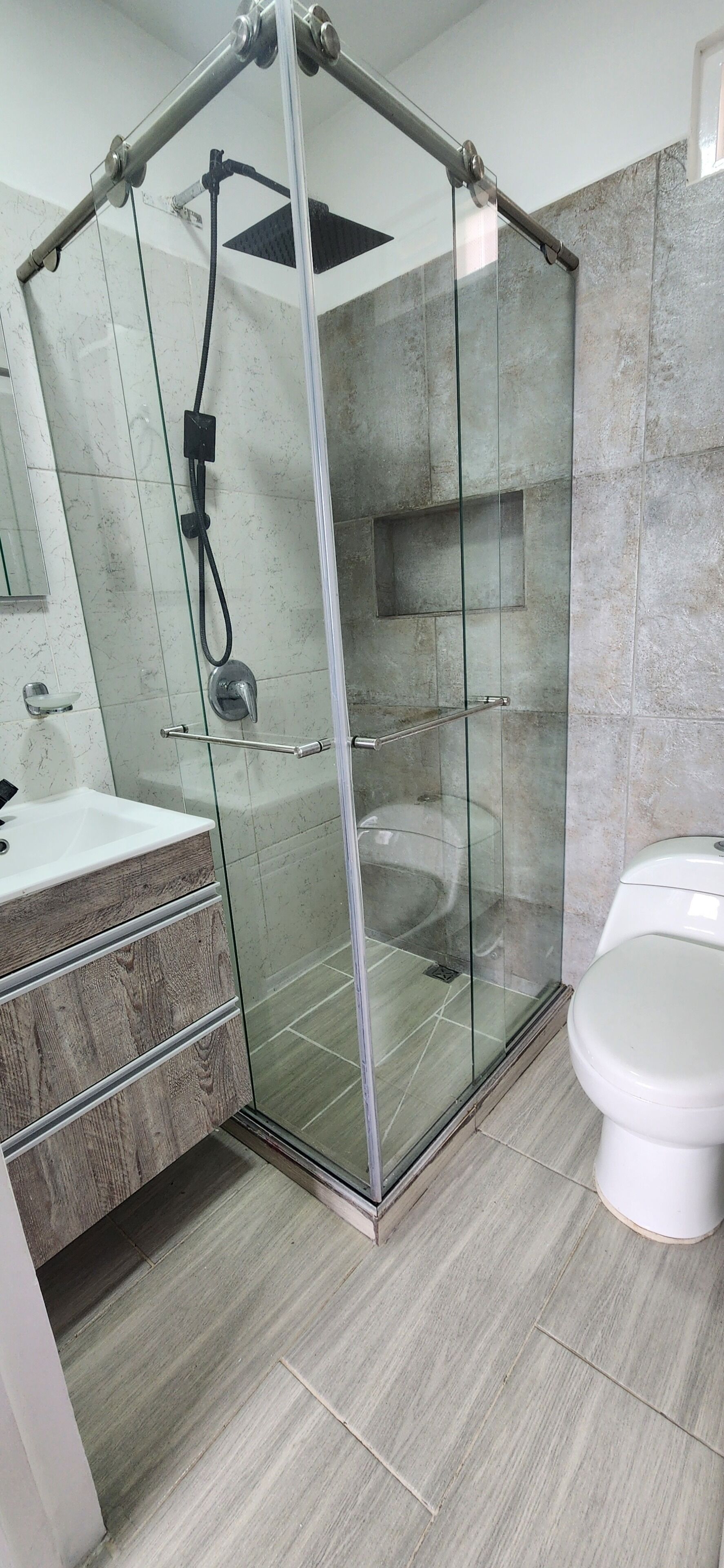 Serviettes fournies, savon, papier de toilette