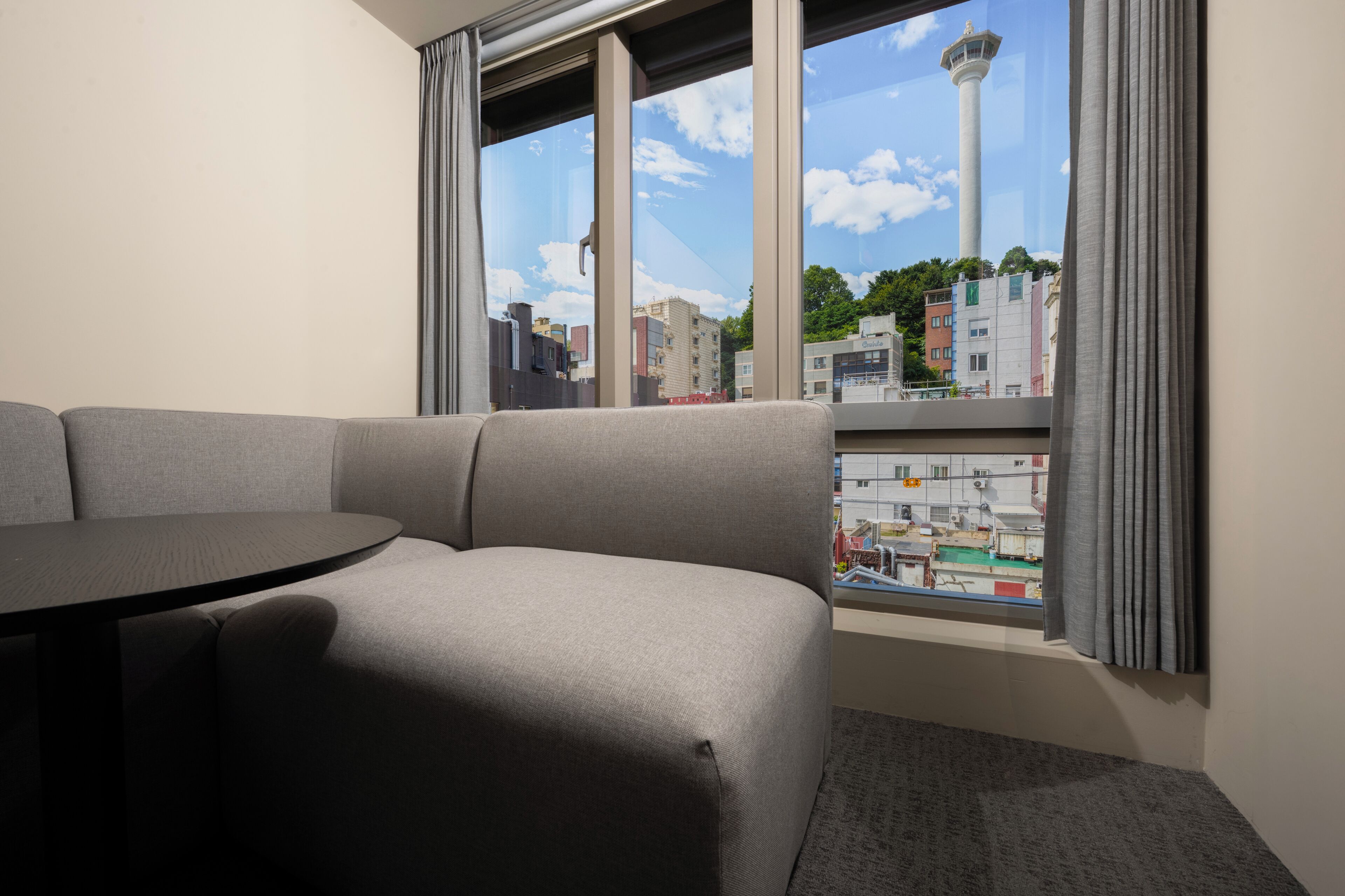 高級寢具、羽絨被、Select Comfort 床墊、房內夾萬