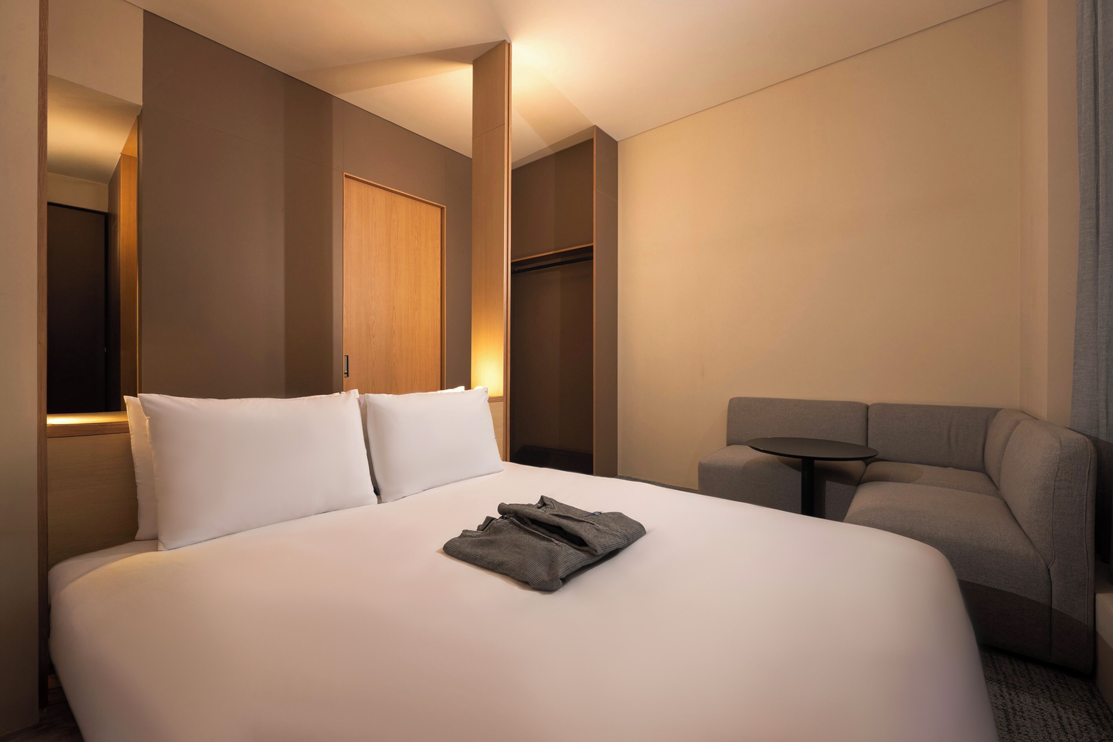 Quarto casal luxo | Roupas de cama premium, edredons de pluma, camas Select Comfort