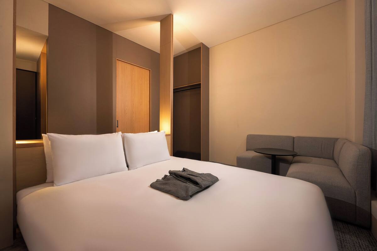 Habitación doble Deluxe | Ropa de cama de alta calidad, edredón y camas Select Comfort 