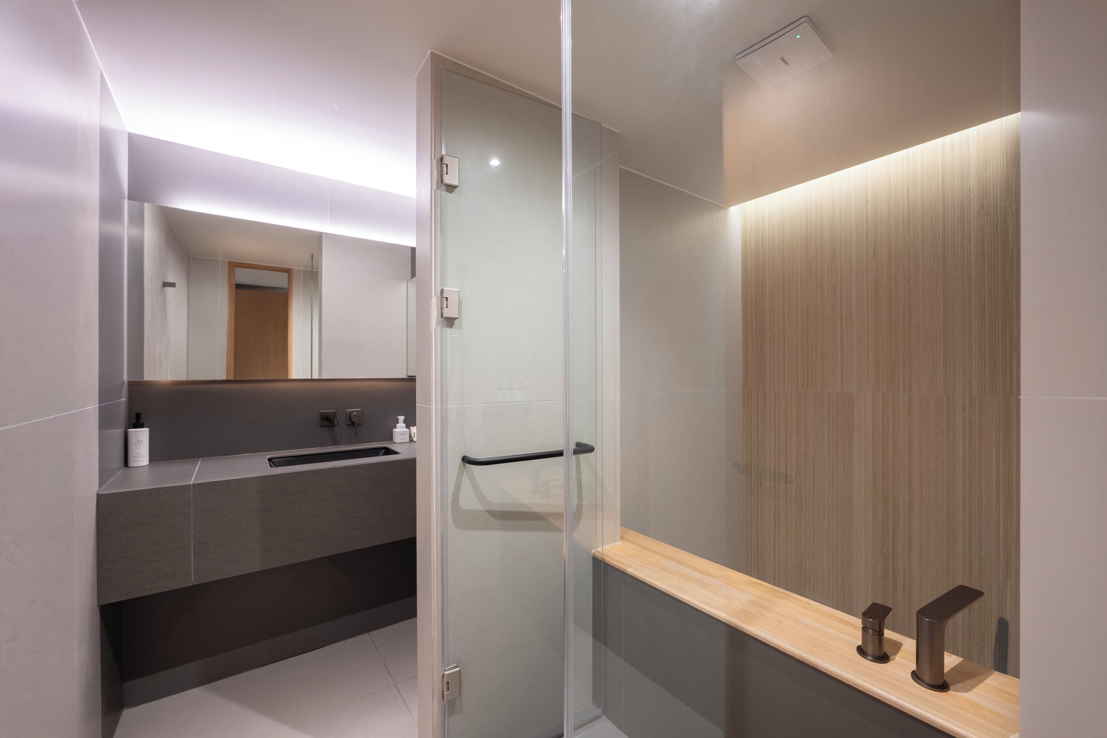 Suite Premier | Salle de bain | Séchoir à cheveux, pantoufles, bidet, serviettes fournies