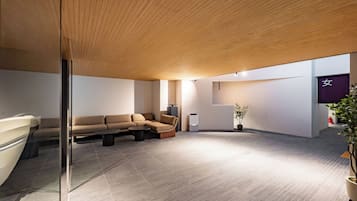 Sauna, hot tub