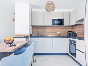 Kühlschrank, Mikrowelle, Geschirrspüler, Kochgeschirr/Geschirr/Besteck