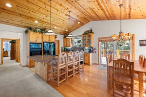Dining - Canterbury Manor in Kings Beach (Kings Beach)