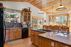 Fridge, microwave, oven, stovetop - Canterbury Manor in Kings Beach (Kings Beach)