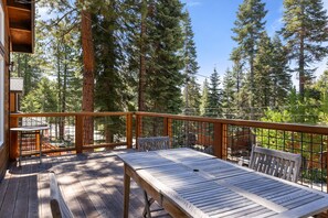 Outdoor dining - Canterbury Manor in Kings Beach (Kings Beach)