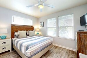Room - New! Lazy Lookout | Lakefront w/ Dock & Firepit (Lincoln City)