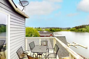 Outdoor dining - New! Lazy Lookout | Lakefront w/ Dock & Firepit (Lincoln City)