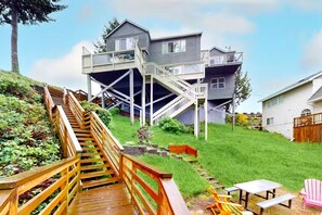 Outdoor dining - New! Lazy Lookout | Lakefront w/ Dock & Firepit (Lincoln City)