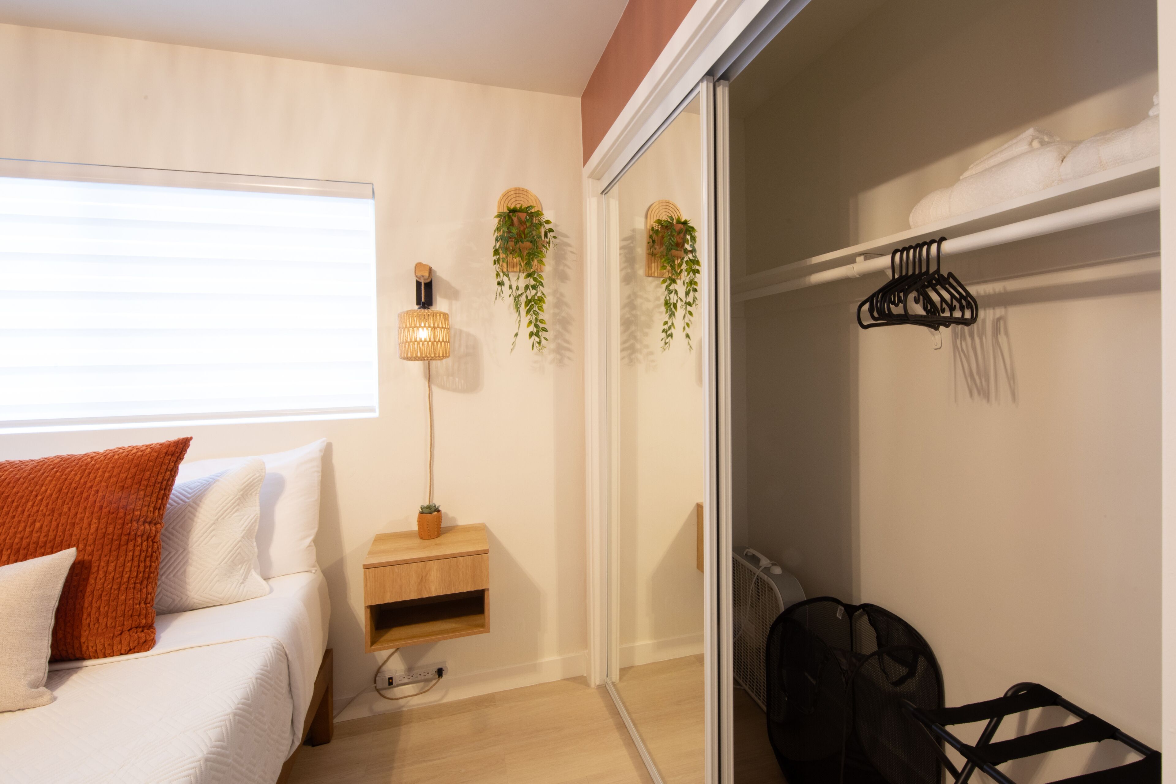 Tabla de planchar con plancha, wifi y ropa de cama 