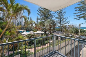 Property grounds - Beachfront 2b Home. Parking. Wifi. (Broadbeach)