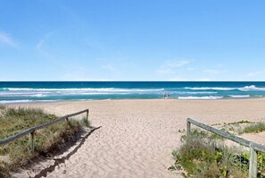Beach - Beachfront 2b Home. Parking. Wifi. (Broadbeach)