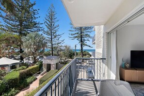 Property grounds - Beachfront 2b Home. Parking. Wifi. (Broadbeach)