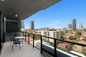 Property grounds - Southport Luxury & View New 2b. Parking. Wifi. (Southport)