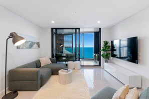 TV - Incredible Views in 2b Luxury Home in Meriton (Surfers Paradise)