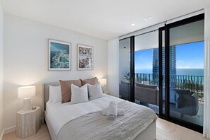 Desk, WiFi, bed sheets - Oceanview Getaway | 2B Apartment. Pool. Parking (Mermaid Beach)