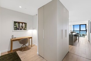 Un intérieur moderne avec un bureau, une chaise et une œuvre d’art accrochée au mur.