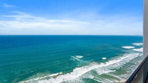 Vista del océano desde una ventana con vistas a la playa.