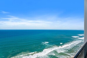 Blick auf den Ozean durch ein Fenster mit Ausblick auf den Strand.