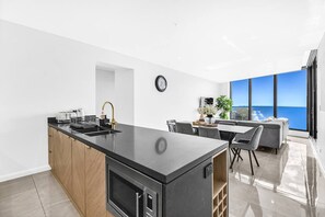 Fridge, microwave, oven, stovetop - High Rise 3b luxury large Apartment (Surfers Paradise)