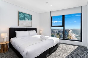 Desk, WiFi, bed sheets - Penthouse 3b Breathtaking Views + Parking (Surfers Paradise)