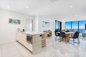 Microwave, oven, stovetop, dishwasher - Penthouse 3b Breathtaking Views + Parking (Surfers Paradise)