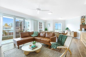TV - Palm Beach 3b Apartment. Parking. Wifi. (Palm Beach)