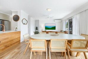 Dining - Palm Beach 3b Apartment. Parking. Wifi. (Palm Beach)