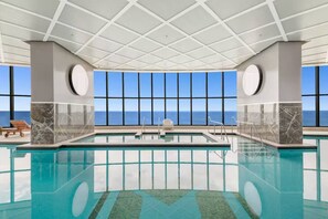 Pool - Beachfront 2b Apartment Meriton (Surfers Paradise)