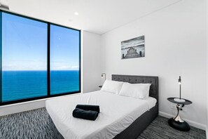 Iron/ironing board, WiFi, bed sheets - Beachfront 2b Apartment Meriton (Surfers Paradise)