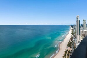 Beach nearby - Beachfront and Ocean view level 47 with Parking (Surfers Paradise)