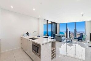 Interior - Sky-High Amazing Views: 2b Luxe Apartment (Surfers Paradise)