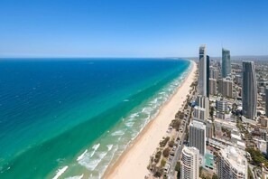 Beach - Sky-High Amazing Views: 2b Luxe Apartment (Surfers Paradise)