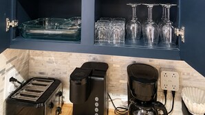 Eine Küche mit Toaster, Kaffeemaschine und Mikrowelle.