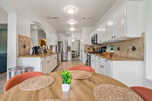 Fridge, microwave, oven, stovetop - Luxe King 5BR Family Home with Game Room and Private Backyard (Houston)
