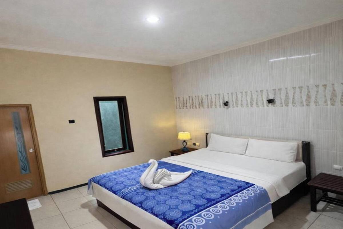 Superior Double Room | Desk, bed sheets