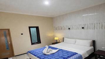Superior Double Room | Desk, bed sheets