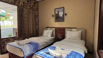 Superior Twin Room | Desk, bed sheets