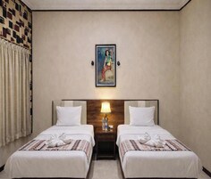 Habitación superior con 2 camas individuales | Escritorio y ropa de cama