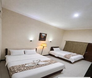A hotel room with two beds, a painting on the wall, a lamp, and a curtain. - Hotel Prima Asri 153 (Batu)