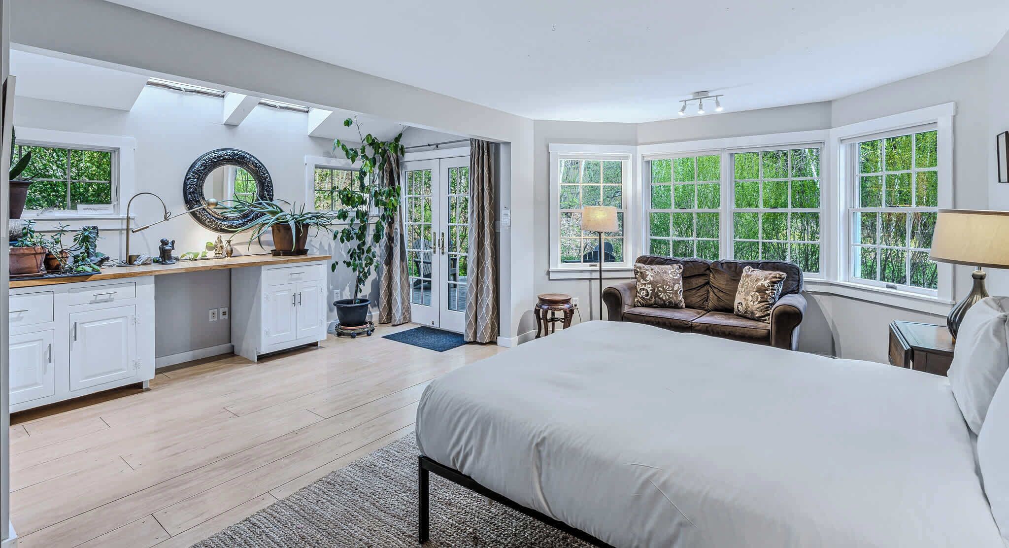 Iron/ironing board, travel cot, WiFi, bed sheets