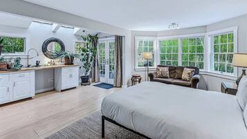 Iron/ironing board, travel cot, WiFi, bed sheets