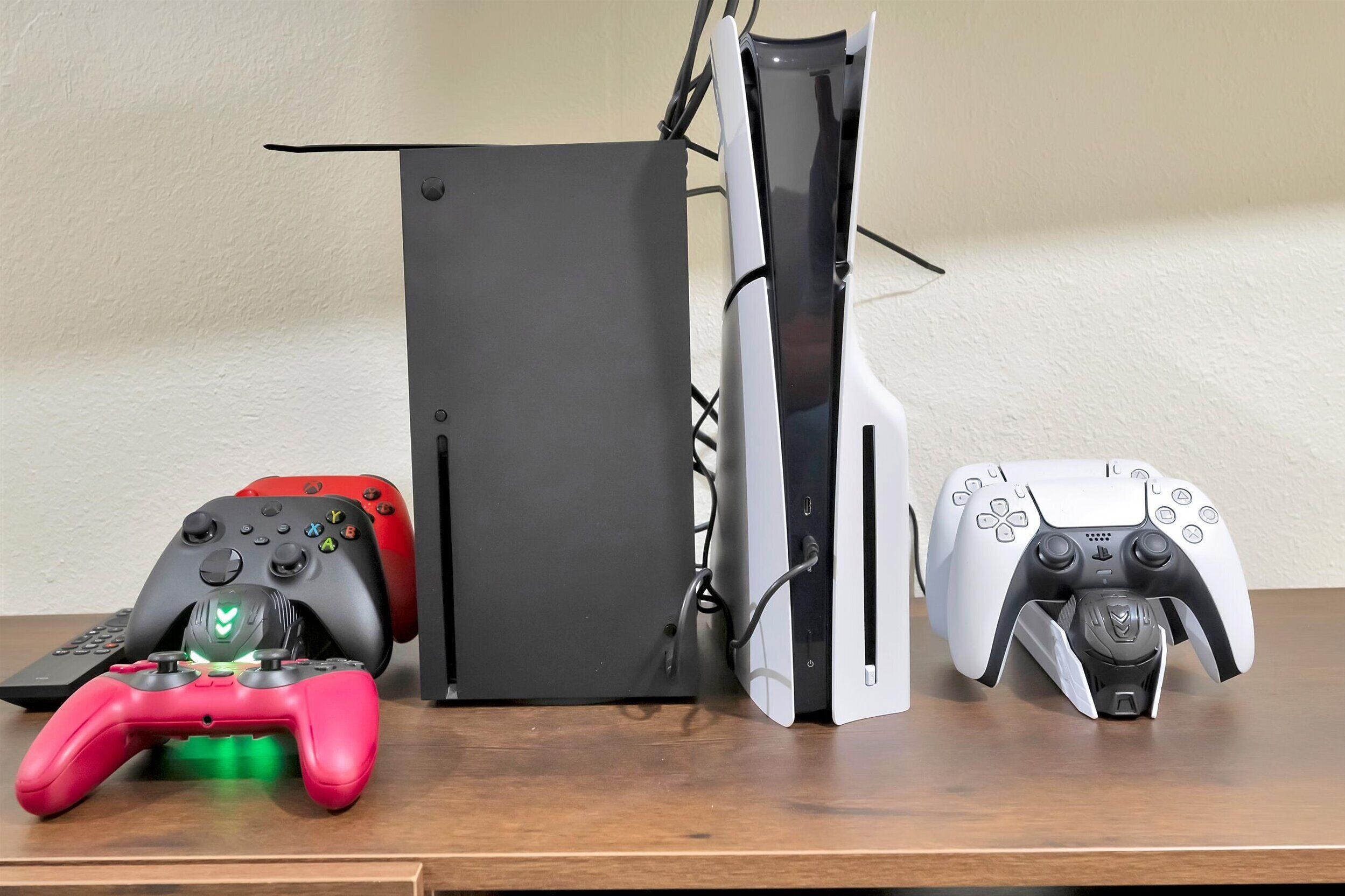 Configuración para videojuegos con una consola, dos mandos y un teclado.
