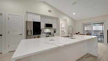 Family House, 5 Bedrooms, Private Pool | Private kitchen | Coffee/tea maker, electric kettle