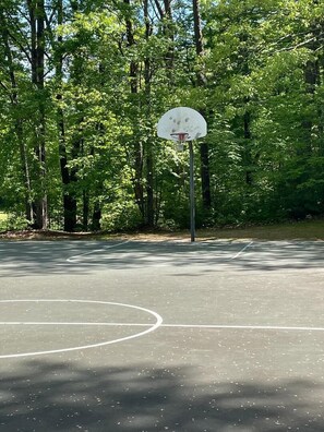 Sports court - Seasonal Studio central to Saratoga Lake/Track (Ballston Spa)