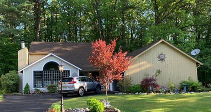 Seasonal Studio central to Saratoga Lake/Track