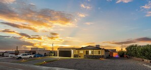 Exterior - Spacious 3BR - 5 Beds /2BA
private pool home 
RV/Boat parking (Lake Havasu City)