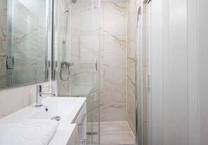 Shower, hair dryer, towels - Metro Świętokrzyska Simple Studio (Warszawa)